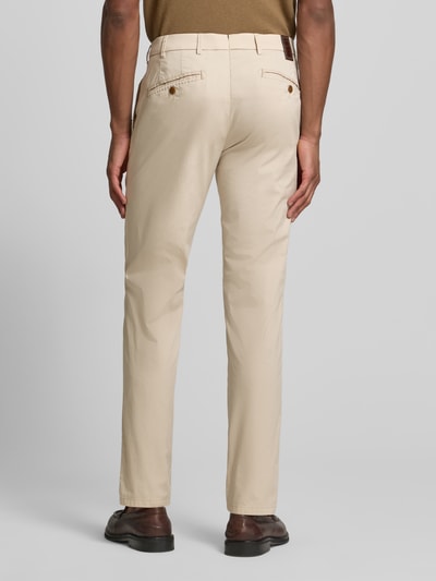 Männermodel trägt Hose mit Gesäßtaschen Modell 'Lupus' von Mmx aus Baumwoll-Mix mit Stretch-Anteil, Regular-Fit, Ganzkörperansicht Rückansicht.