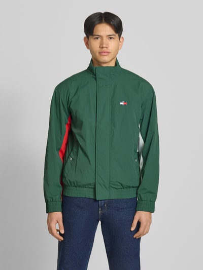 Männermodel trägt Regular Fit Blouson mit Logo-Stitching von Tommy Hilfiger in Optik: Unifarben, Materialverarbeitung: Satin, Ganzkörperansicht von vorne.