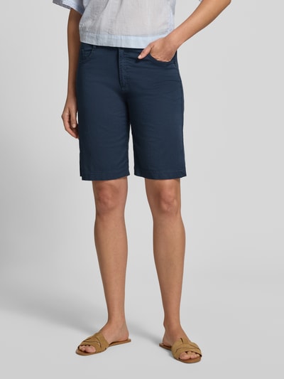 Vrouwenmodel draagt Regular Fit Bermuda uit katoenmix model 'MAINE B' van Brax, look: effen, 5-pocketmodel, kleur blauw, knoopsluiting, riemlussen, katoenmix, geheelvooraanzicht