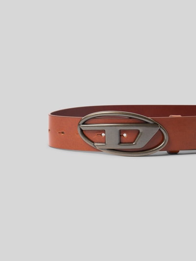 Produktfoto, Gürtel aus echtem Rindsleder von Diesel in Braun, glatte Optik, Logo-Detail an Plattenschließe, Breite 4 cm, Passform Spitze
