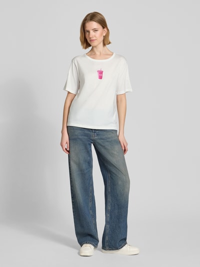 Frauenmodel trägt Regular Fit T-Shirt mit Motiv-Print von monari in Weiß, Kurzarm, Rundhalsausschnitt, aus Baumwolle, Ganzkörperansicht von vorne.
