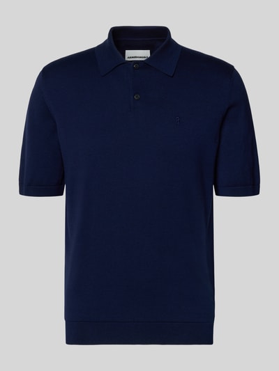 Produktfoto, Slim Fit Poloshirt aus reiner Bio-Baumwolle von Armedangels in Dunkelblau, Optik: Unifarben, Kurzarm, Feinstrick, Logo-Stitching