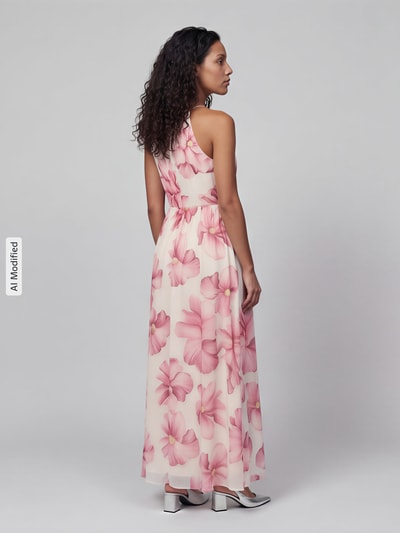 Frauenmodel trägt Maxikleid aus Chiffon im Allover-Look von Jake*s Cocktail mit rosa Blumen, Plisseefalten, Rückansicht Ganzkörperansicht.