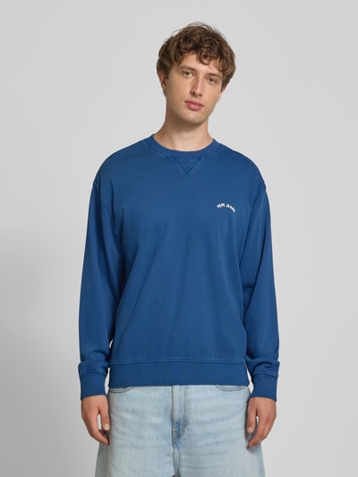 Männermodel trägt Regular Fit Sweatshirt aus reiner Baumwolle Modell 'JOHN CREW' von Pepe Jeans in Blau, Herren Sweatshirt, Ganzkörperansicht von vorne.