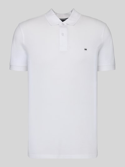 Produktfoto, Poloshirt mit Logo-Stitching von Christian Berg Men aus reiner Baumwolle in Weiß, gerader Schnitt, Polokragen, kurze Knopfleiste, Seitenschlitze, Rückenlänge bei Größe M 65 cm.