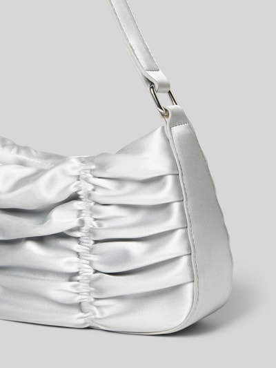Produktfoto, Schultertasche mit Raffungen von Jake*s Cocktail aus silberfarbenem Satin mit kurzem Henkel, sichtbare Faltenstruktur, Detailaufnahme.