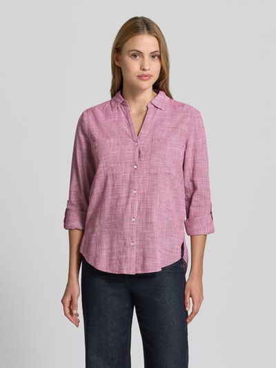 Vrouwenmodel draagt Regular Fit Hemdbluse aus reiner Baumwolle van Tom Tailor in tweekleurige look met pied-de-poule-motief, borstzak en overhemdkraag, webstof van puur katoen, vooraanzicht van het hele lichaam.