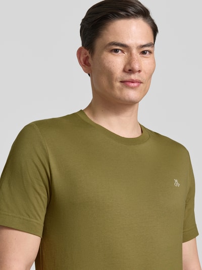 Männermodel trägt Regular Fit T-Shirt aus reiner Baumwolle von Marc O'Polo, Optik: Unifarben, Logo-Print, Jersey, Nahaufnahme Oberkörper.