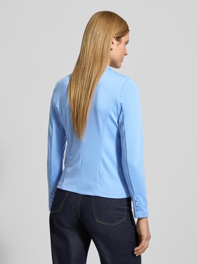 Kobiece model prezentuje Slim Fit Blazer mit Viskose-Anteil Modell 'Nanni' od FREE/QUENT w jasnoniebieskim kolorze, gładka tekstura, widok całej sylwetki z tyłu. Materiał elastyczny z domieszką wiskozy, długość tyłu 56 cm, szerokość biustu 45 cm, długość rękawa 60 cm, fason slim fit, klapy, podwójny rząd guzików.