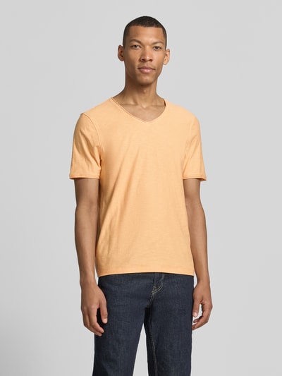 Mannenmodel draagt Regular Fit T-shirt met V-hals van MCNEAL, puur katoen, rolzoom, ruglengte maat M 70 cm, full-body vooraanzicht.