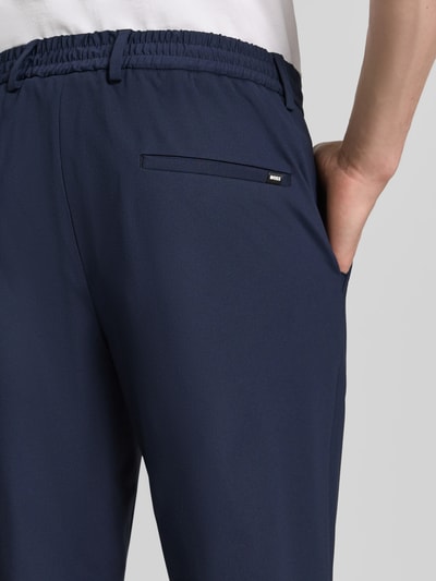Männermodel trägt Slim Fit Anzughose mit Tunnelzug Modell 'GENIUS' von BOSS, dunkelblau, Four-Way-Stretch, Detailaufnahme Rückansicht