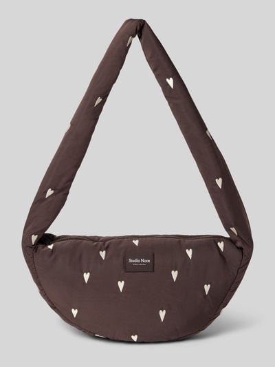 Produktfoto, Shoulder Bag mit Logo-Detail von Studio Noos in Dunkelbraun mit Allover-Motiv-Stitching und Reißverschluss, Herzmuster, weiche Textur, Maße: 38x20x8 cm, Schulterriemen 88 cm.