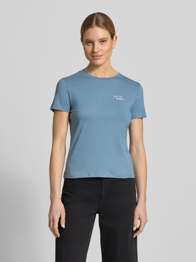 Frauenmodel trägt Regular Fit T-Shirt aus reiner Baumwolle von Tom Tailor Denim in Optik: Unifarben, Statement-Stitching, Rundhals, Ärmelform: Kurzarm, Materialverarbeitung: Jersey, Ganzkörperansicht von vorne.