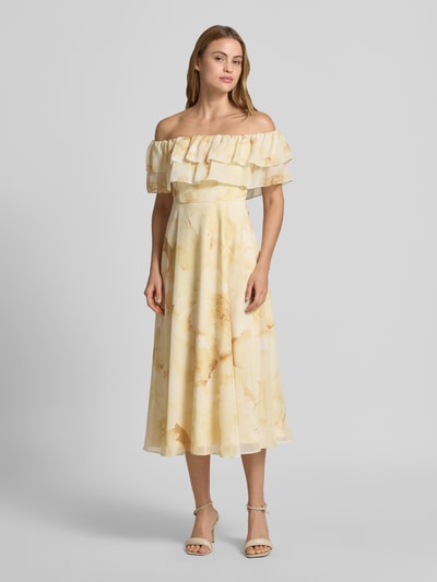 Kobiece modelka nosi Cocktailkleid im Off-Shoulder-Look od Jake*s Cocktail, fason A-linia, długość midi, z falbanami, długość tyłu w rozmiarze 36: 107 cm, szerokość w rozmiarze 36: 39 cm, jasne odcienie, zwiewna tekstura tkaniny, pełny widok z przodu.