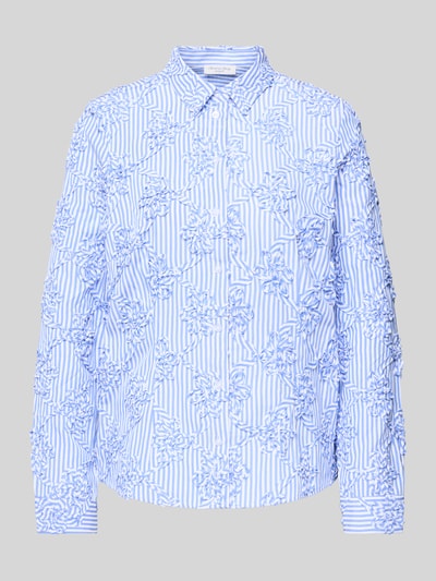Produktfoto, HBK Zümdholzstreifen Streifen Bluse mit Blumen Applikationen von Christian Berg Woman, biało-niebieskie paski, kwiatowe aplikacje, kołnierzyk koszulowy, zapięcie na guziki, luźny krój, mieszanka materiałów z domieszką bawełny, długość tyłu w rozmiarze 36: 62 cm, długość rękawa w rozmiarze 36: 60 cm