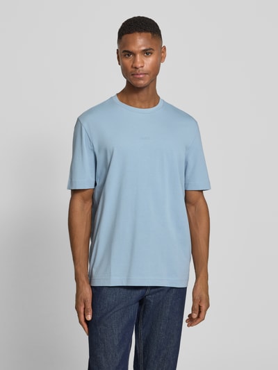 Männermodel trägt Regular Fit T-Shirt aus Baumwoll-Mix Modell 'TCHUP' von BOSS Orange, unifarben, Rundhals, Feinripp, Ganzkörperansicht von vorne.