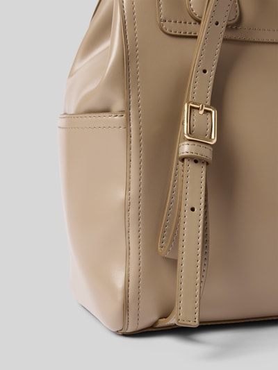 Produktfoto, Rucksack mit Tragehenkel von CK Calvin Klein w kolorze beżowym, materiał mieszany, detal szwów, metalowa klamra, wyraźna faktura