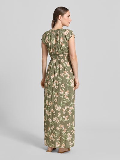 Modelka kobieca ma na sobie Maxikleid aus Viskose mit V-Ausschnitt od Apricot w odcieniach zieleni z kwiatowym wzorem, czysta wiskoza, krój A-linii, całkowita długość pleców w rozmiarze S: 136 cm, szerokość w rozmiarze S: 39 cm, widok całej sylwetki z tyłu.