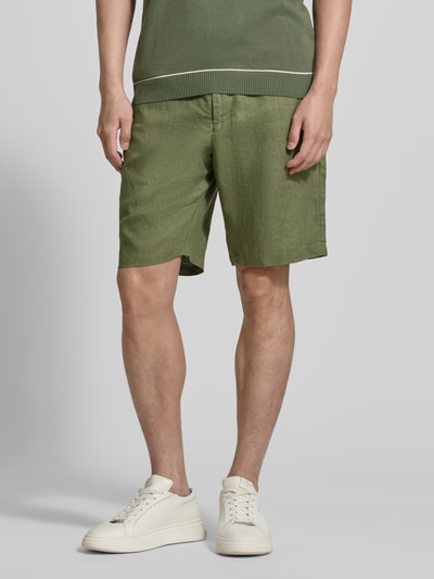 Männermodel trägt Shorts aus Leinen mit Gesäßtaschen von Gant in Olivgrün, Regular-Fit, elastischer Bund, Ganzkörperansicht von vorne.