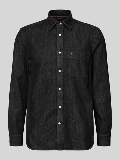 Produktfoto, Regular Fit Jeanshemd aus reiner Baumwolle von Tommy Hilfiger in Black Denim Optik, Kentkragen, einreihige Knopfleiste, weiße Knöpfe, Label-Stitching, Logo-Detail, Rückenpasse, Langarm mit Manschetten, Brusttasche, Denim-Textur