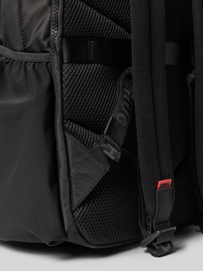 Produktfoto, plecak z label-aplikacją z metalu model 'AYDEN_NEW_BACKPACK' od HUGO, efekt: jednolity kolor, zamek błyskawiczny, główna przegroda, dwie kieszenie zapinane na zamek błyskawiczny zewnętrzne, przegródka na laptop, boczne kieszenie, możliwość noszenia na ramieniu