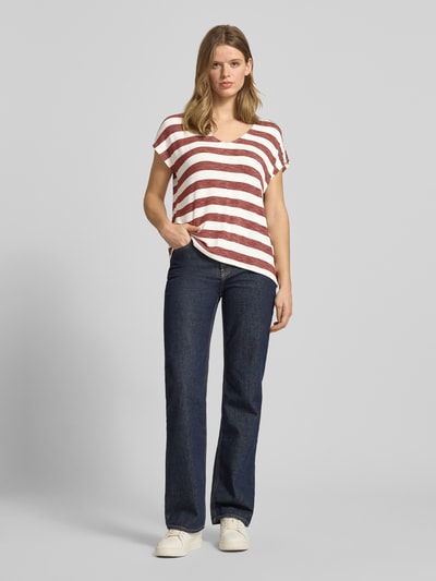 Frauenmodel trägt Regular Fit T-Shirt aus Viskose-Mix Modell 'LIRA' von Only, gestreift, unifarben, Feinripp, Ganzkörperansicht von vorne.