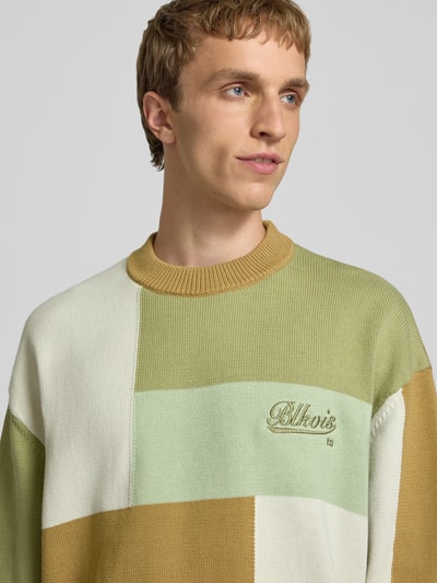 Männermodel trägt Regular Fit Pullover in strick-look model 'Patchwork' van BLKVIS, katoen, logo-stitching, ronde hals, detailopname bovenlichaam.
