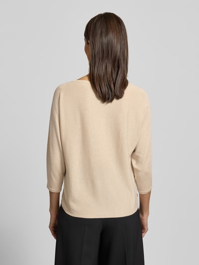 Frauenmodel trägt Relaxed Fit Pullover aus Viskose-Mix in Strick-Optik von Comma, beige mit Glitzer-Optik, 3/4-Arm, Rückenlänge 55 cm, Ganzkörperansicht Rückansicht