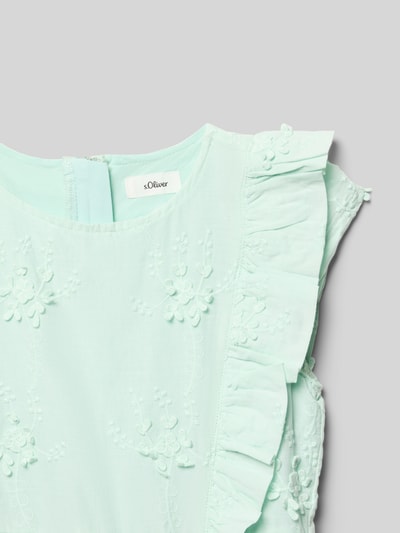 Mädchen trägt Tailliertes Freizeitkleid aus reiner Baumwolle von s.Oliver RED LABEL in Optik: Unifarben, Zier-Stickerei, Volants, Nahaufnahme Oberkörper.