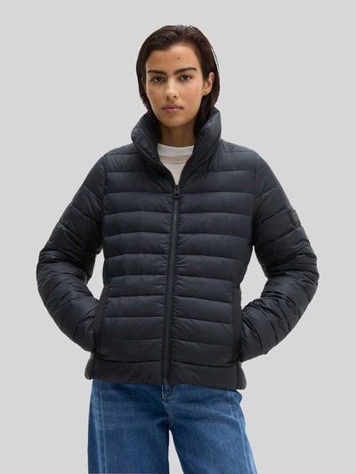 Vrouwenmodel draagt Regular fit gewatteerd jack met opstaande kraag van Marc O'Polo, kleur donkerblauw, dames, frontale torso close-up.