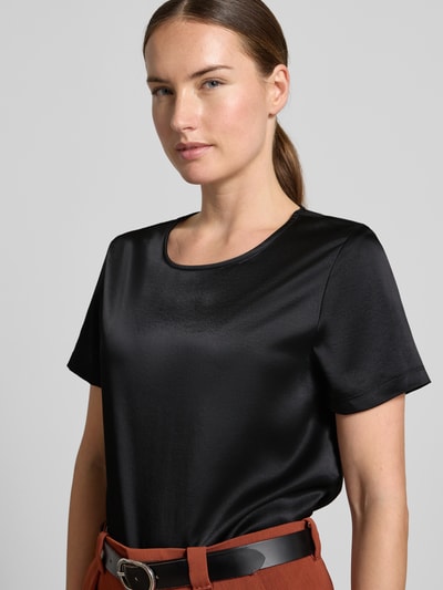 Frauenmodel trägt Regular Fit T-Shirt aus Satin Modell 'GILBERT' von Weekend Max Mara in glänzendem Schwarz, Nahaufnahme Oberkörper.