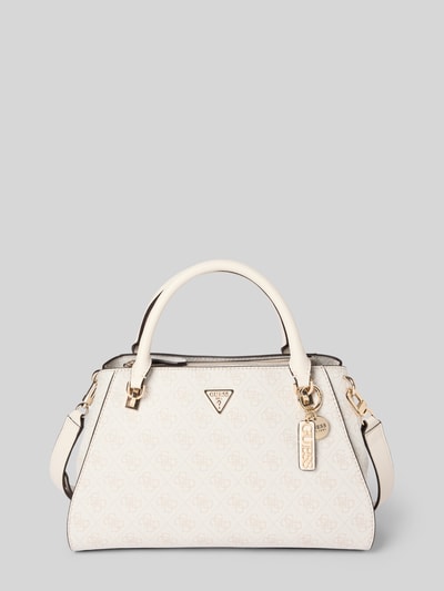 Produktfoto, cremefarbene Handtasche mit Logo-Muster Modell 'ECO NOELLE II' von Guess, goldene Details, Tragehenkel, abnehmbarer Schulterriemen, Label-Applikation, Hauptfach mit Reißverschluss, strukturierte Oberfläche, Maße: 26x12x2 cm, Länge Schulterriemen 123 cm