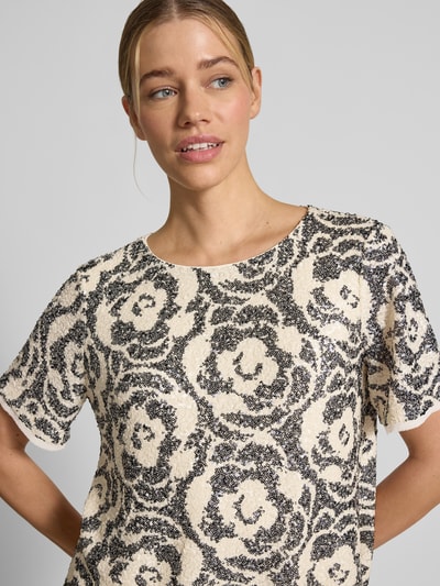 Frauenmodel trägt Blusenshirt mit Paillettenbesatz und Rundhalsausschnitt von Comma, Material-Mix mit Stretch-Anteil, Nahaufnahme Oberkörper.