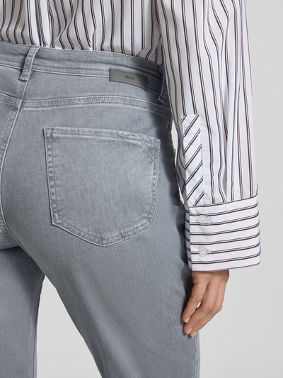 Frauenmodel trägt Flared Fit Jeans im 5-Pocket-Design Modell 'Carola' von BRAX, elastischer Baumwoll-Mix, grauer Denim, Detailaufnahme Rückansicht.