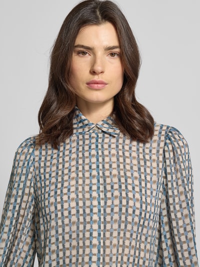 Vrouwenmodel draagt Relaxed Fit Hemdbluse in semitransparentem Design van Jake*s Collection, ruitpatroon in blauw, beige en wit, semitransparant, hemdkraag, lange mouwen met omsloten manchetten, volledige knoopsluiting, relaxed fit, detailopname bovenlichaam.