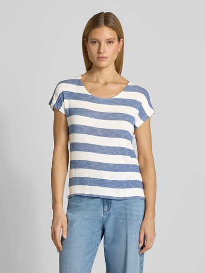 Vrouwenmodel draagt Regular Fit T-Shirt uit viscosemix model 'WIDE STRIPE' van Vero Moda, meerkleurige fijne breistructuur, label stitching, boothals, korte mouw, afgeronde asymmetrische zoom, vooraanzicht hele lichaam.