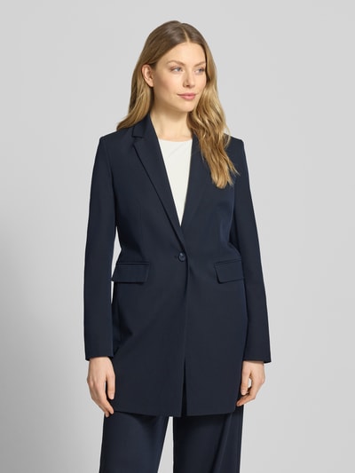 Modelka kobieca ma na sobie Regular Fit Gehrock mit Viskose-Anteil von Christian Berg Woman Selection, granatowy, krój regular fit, elastyczny materiał z wiskozą, taliowany, klapy z wykładanym kołnierzem, kieszenie z patkami, długość tyłu w rozmiarze 36: 82 cm, szerokość w rozmiarze 36: 46 cm, długość rękawa w rozmiarze 36: 57 cm, gładka faktura, widok całej sylwetki z przodu.