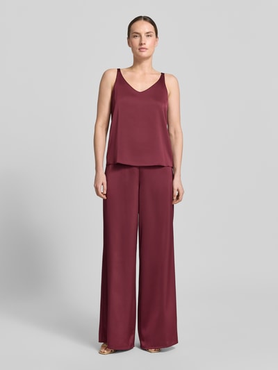 Frauenmodel trägt Wide Leg Hose aus Satin mit elastischem Bund von V by Vera Mont in Bordeaux mit Eingrifftaschen, Ganzkörperansicht von vorne.