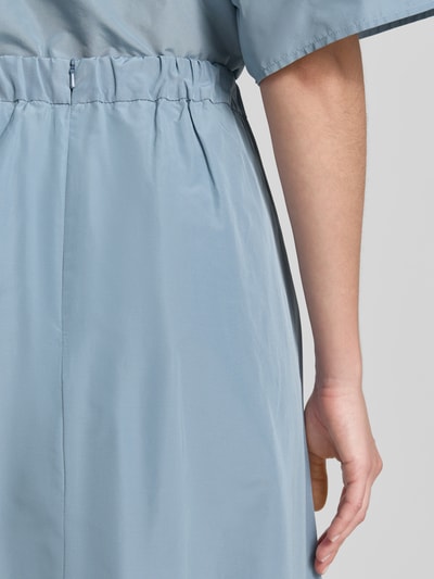 Frauenmodel trägt Midi-Rock mit Baumwoll-Anteil Modell 'FORMICA' von Weekend Max Mara, Optik: Unifarben, Bundabschluss: Elastisch, Nahtreißverschluss, Detailaufnahme.