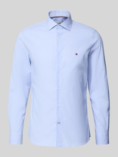 Produktfoto, Slim Fit Businesshemd aus Baumwoll-Mix von Tommy Hilfiger, efekt: wzór w paski, kołnierzyk typu kent, długi rękaw, mankiet zapinany na 1 guzik, wyhaftowane logo, mieszanka bawełny
