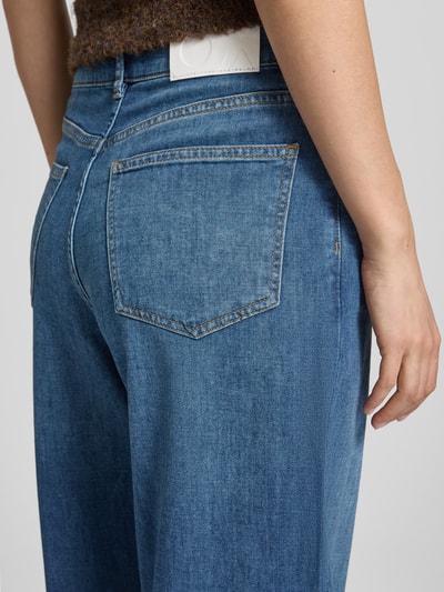 Kobieta nosi Wide Leg Jeans mit Eingrifftaschen Modell 'Mari willow' von OPUS PANTS, bawełna ze stretchem, detal tyłu, zbliżenie na biodra
