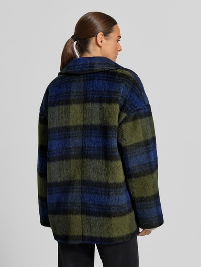 Vrouwenmodel draagt Relaxed Fit kurzmantel met wol-aandeel van Jake*s Casual in blauw-groene ruit met zachte textuur, achteraanzicht.
