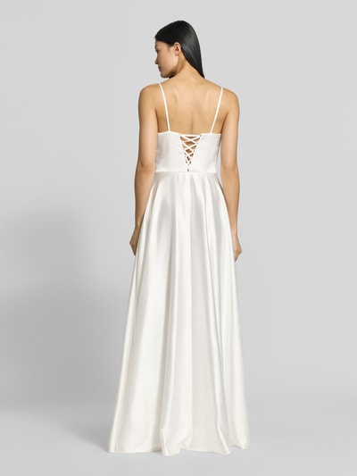 Frauenmodel trägt Brautkleid mit Drapierungen und rückseitiger Schnürung von LUXUAR FASHION aus Satyna, Linia a, Długa sukienka, cienkie ramiączka, Długość tyłu w rozmiarze 36: 133 cm, Szerokość w rozmiarze 36: 32 cm, widok całej sylwetki z tyłu