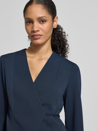 Frauenmodel trägt Blazer mit V-Ausschnitt Modell 'Simmi' von Neo Noir, Elastischer-Material-Mix, taillierte Passform, Nahaufnahme Oberkörper