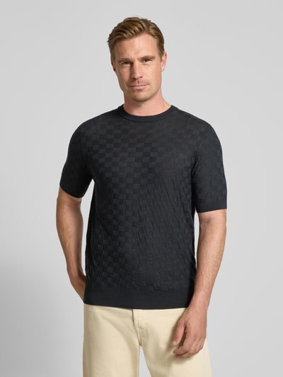 Męski model nosi Strickshirt mit Struktur-Muster od Antony Morato, mieszanka lyocellu i wełny, prosty krój, okrągły dekolt, czarny, fakturowany wzór, długość tyłu w rozmiarze M: 72 cm, całkowity widok z przodu.