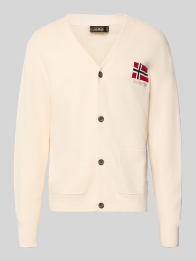 Produktfoto, cremefarbener Cardigan mit V-Ausschnitt, Knopfleiste, zwei Eingrifftaschen, Logo-Stitching von Napapijri, Cardigan mit Logo-Stitching Modell 'TARANGER', reine Baumwolle, Regular Fit, Rückenlänge und Ärmellänge bei Größe M je 68 cm