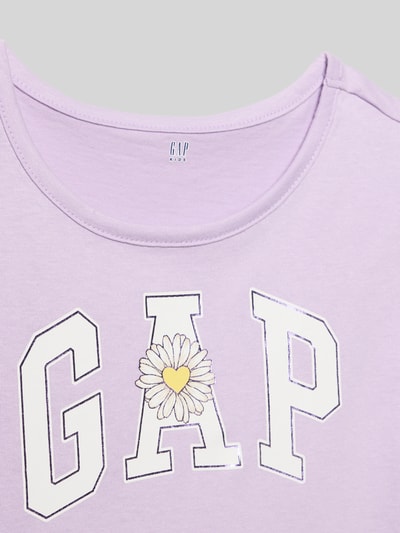 Mädchen trägt Regular Fit Kleid mit Logo-Print von GAP in Flieder, reine Baumwolle, Rundhalsausschnitt, Nahaufnahme Oberkörper.