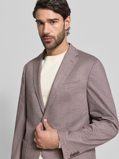 Männermodel trägt Regular Fit Sakko mit Viskose-Anteil Modell 'Manel' von Pierre Cardin in Beige, feine Textur, Nahaufnahme Oberkörper.