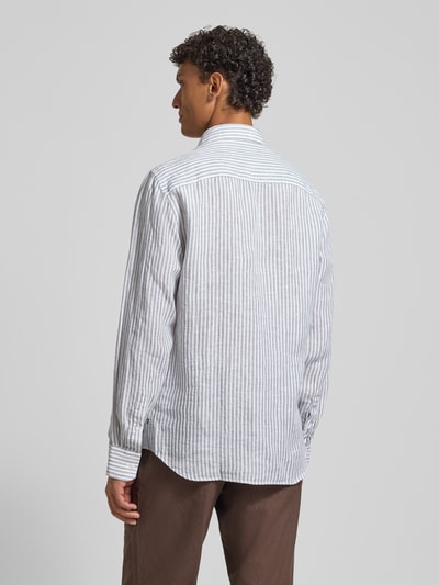 Männermodel trägt Modern Fit Freizeithemd aus Leinen mit Kentkragen von Matinique, gestreift, lockere Passform, Ganzkörperansicht Rückansicht.