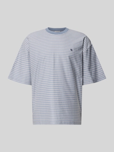 Produktfoto, T-Shirt mit Logo-Stitching Modell 'Dupree' von Carhartt Work In Progress, feine Streifen in Blau und Weiß, aus Reine Baumwolle, Boxy-Fit, Rundhalsausschnitt, Rückenlänge bei Größe M: 70 cm.